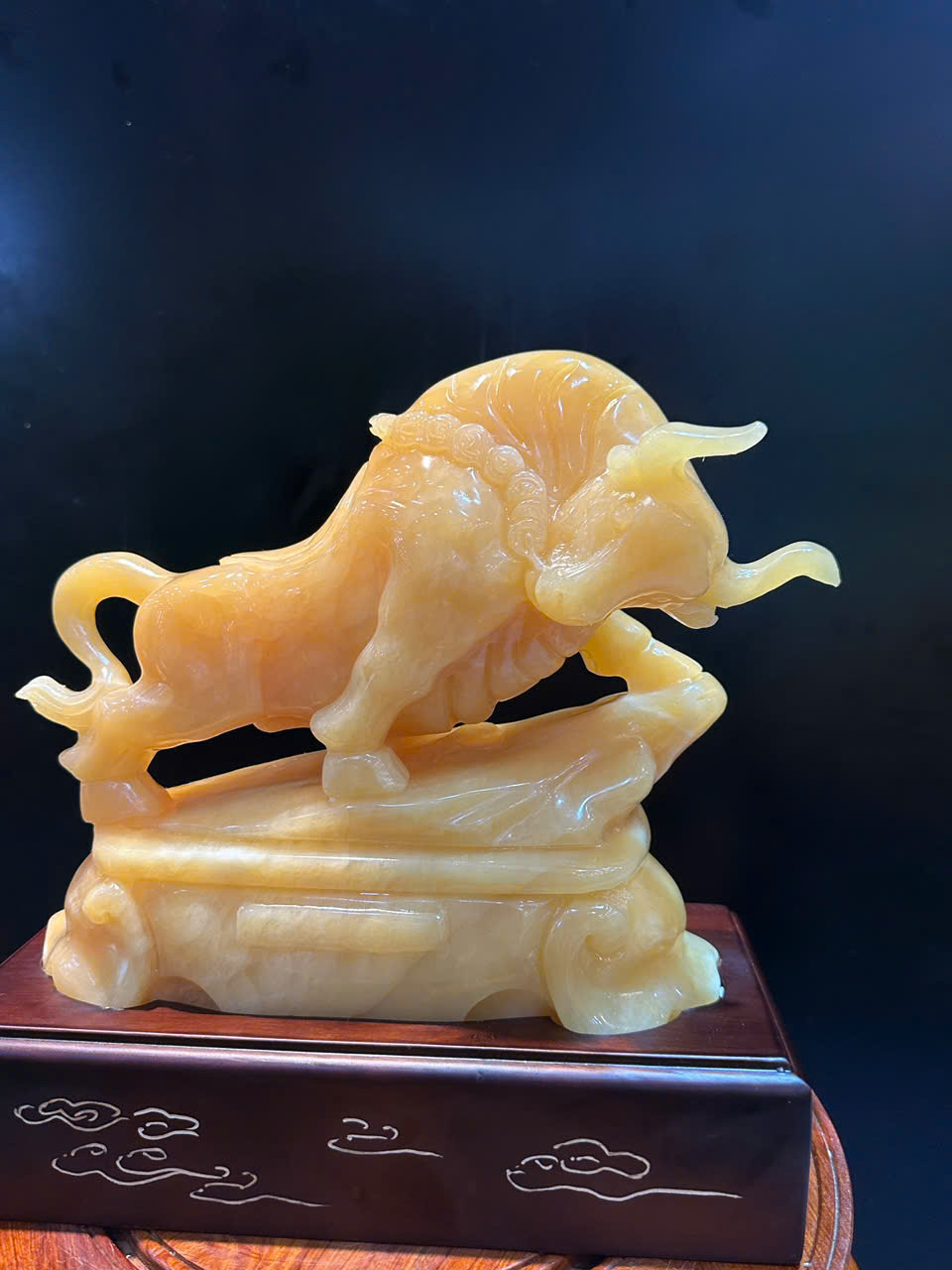Bò Tót ngọc hoàng long biểu tượng tài chính bứt phá chí khí kiên cường và thịnh vượng bền lâu