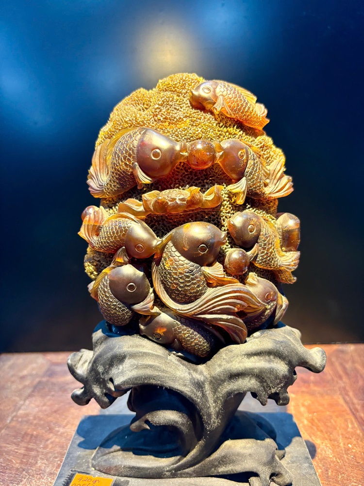 Cửu Ngư Vượng Tài Đá Hổ Phách (Kèm giấy kiểm đinh)