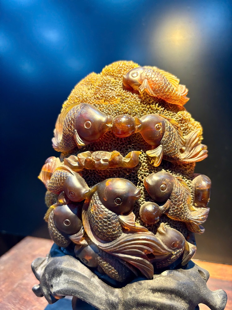 Cửu Ngư Vượng Tài Đá Hổ Phách (Kèm giấy kiểm đinh)