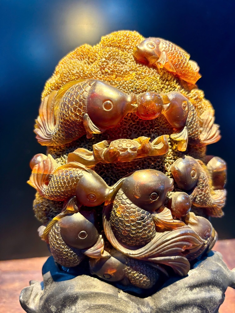 Cửu Ngư Vượng Tài Đá Hổ Phách (Kèm giấy kiểm đinh)