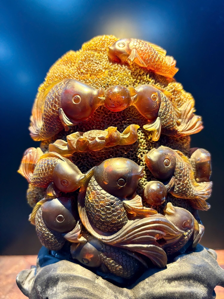 Cửu Ngư Vượng Tài Đá Hổ Phách (Kèm giấy kiểm đinh)