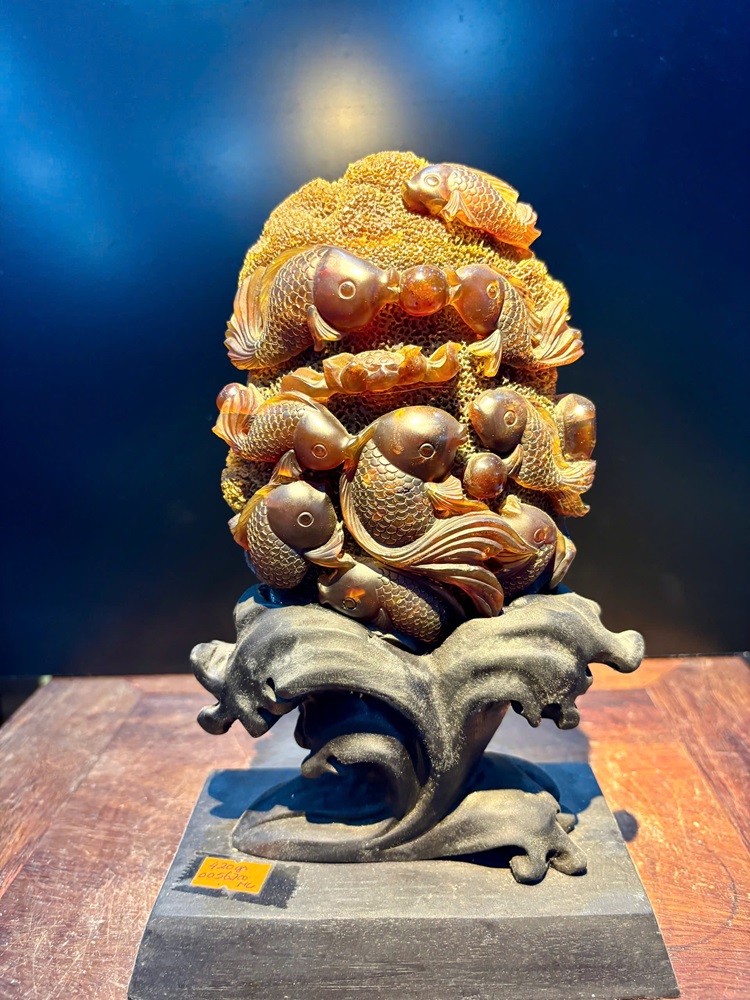 Cửu Ngư Vượng Tài Đá Hổ Phách (Kèm giấy kiểm đinh)