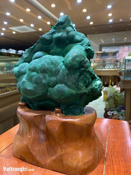 Đại cảnh khổng tước đá malachite nguyên sinh 34cm