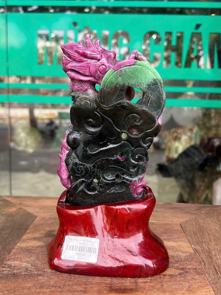 Thần Long Hộ Chủ Hồng Ngọc Ruby - Trưng Bày Phong Khách Sang Trọng