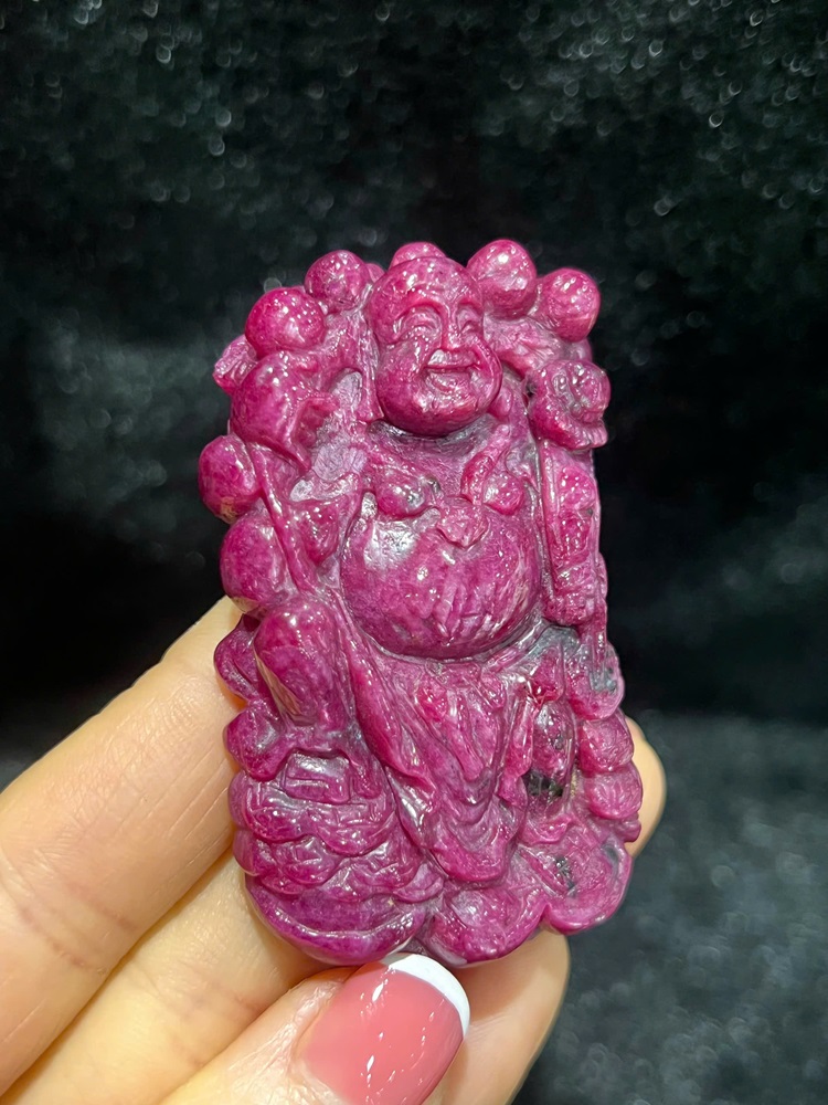 Di Lặc Vác Cành Đào Tiên Hồng Ngọc Ruby