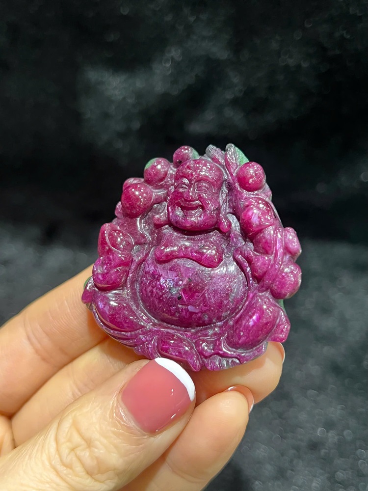 Di Lặc Vác Cành Đào Tiên Hồng Ngọc Ruby