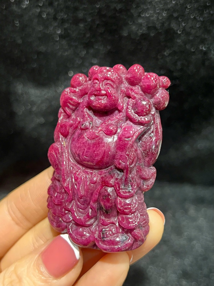 Di Lặc Vác Cành Đào Tiên Hồng Ngọc Ruby