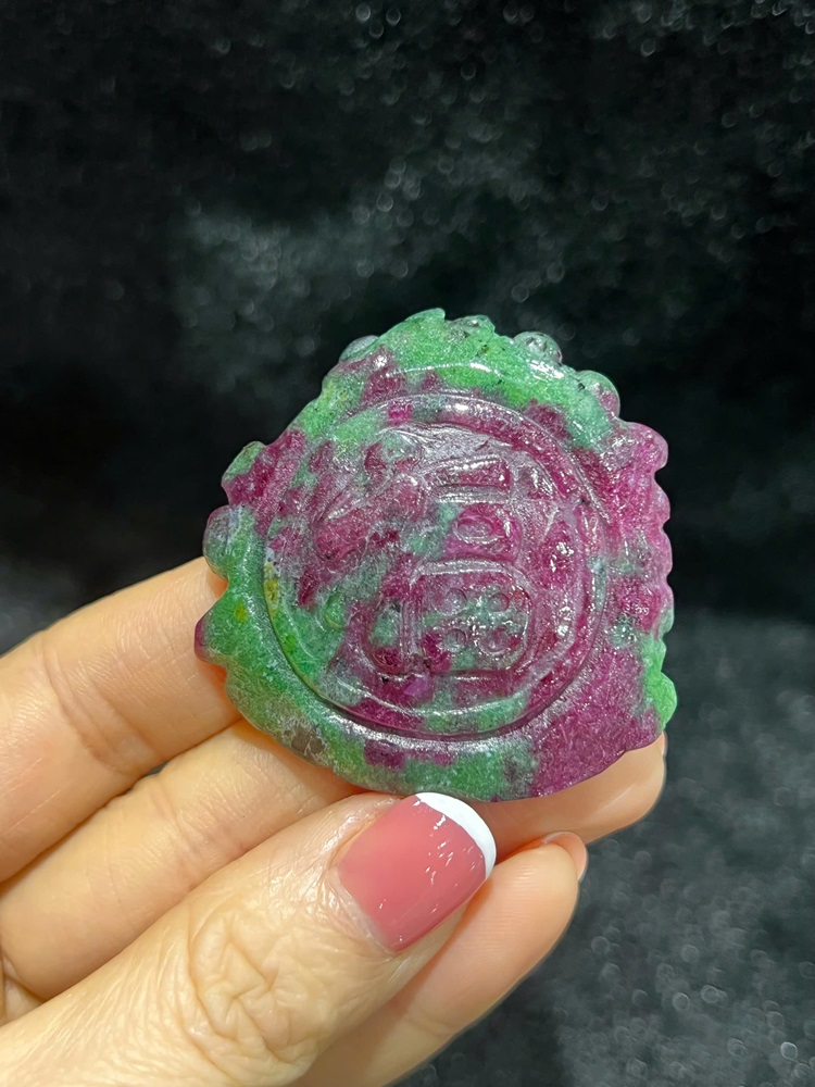 Di Lặc Vác Cành Đào Tiên Hồng Ngọc Ruby