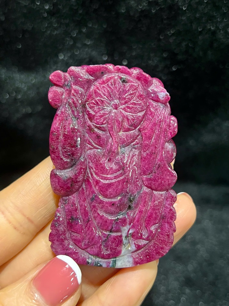 Di Lặc Vác Cành Đào Tiên Hồng Ngọc Ruby