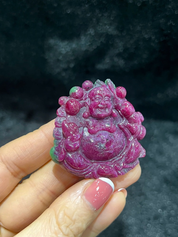 Di Lặc Vác Cành Đào Tiên Hồng Ngọc Ruby