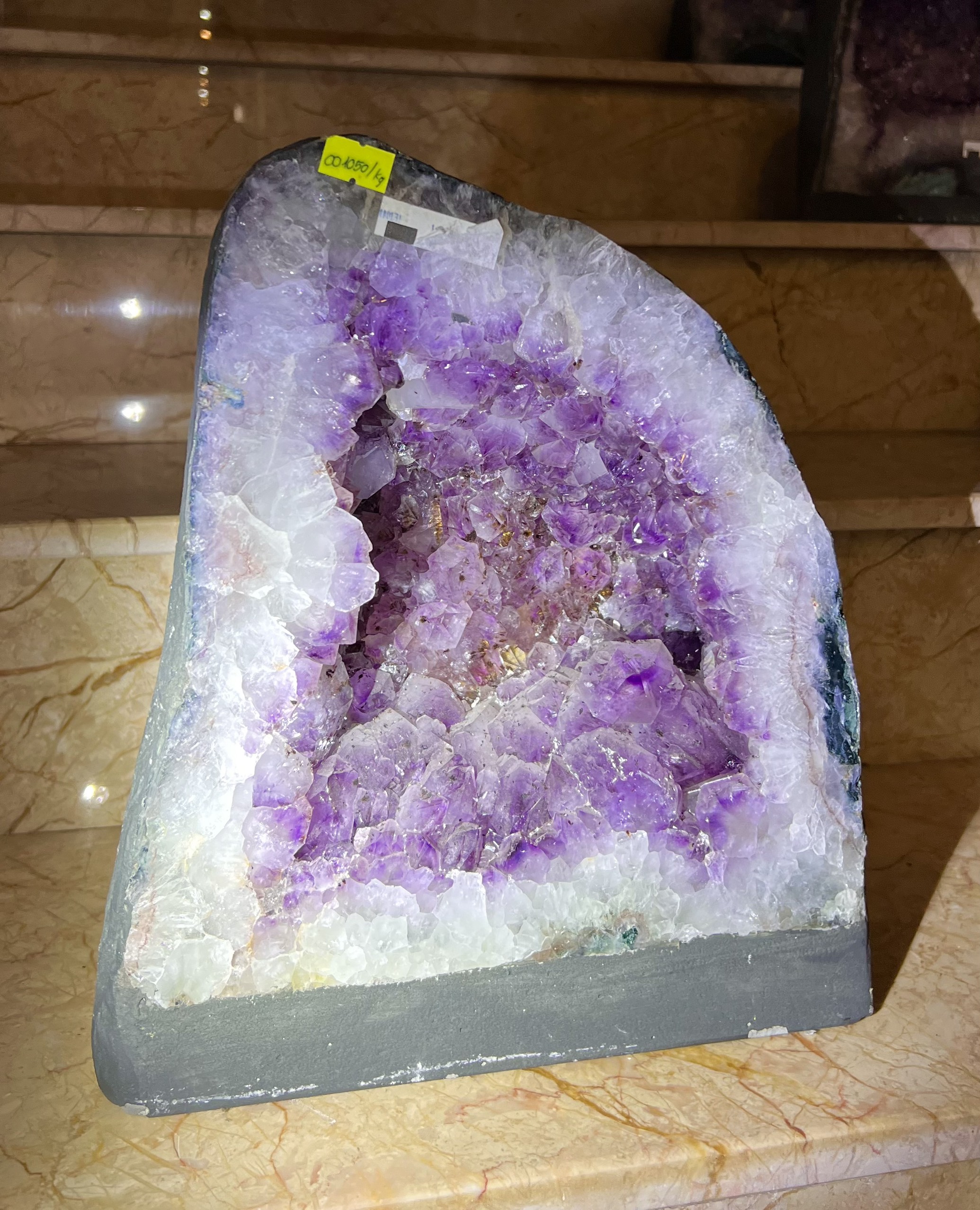 Hang Động Tinh Thể Thạch Anh Tím Tuyệt Tác Chiêu Tài