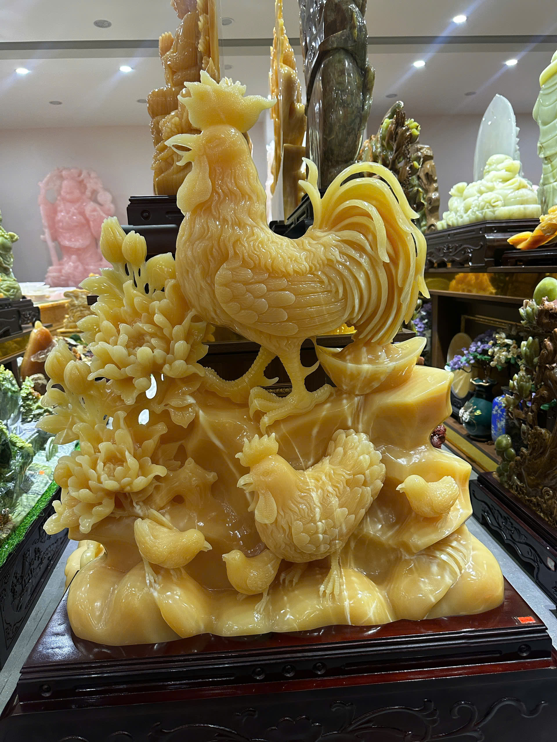 Tượng gia đình gà ngọc hoàng long – Biểu tượng gia đạo sung túc, gắn kết và tài lộc viên mãn