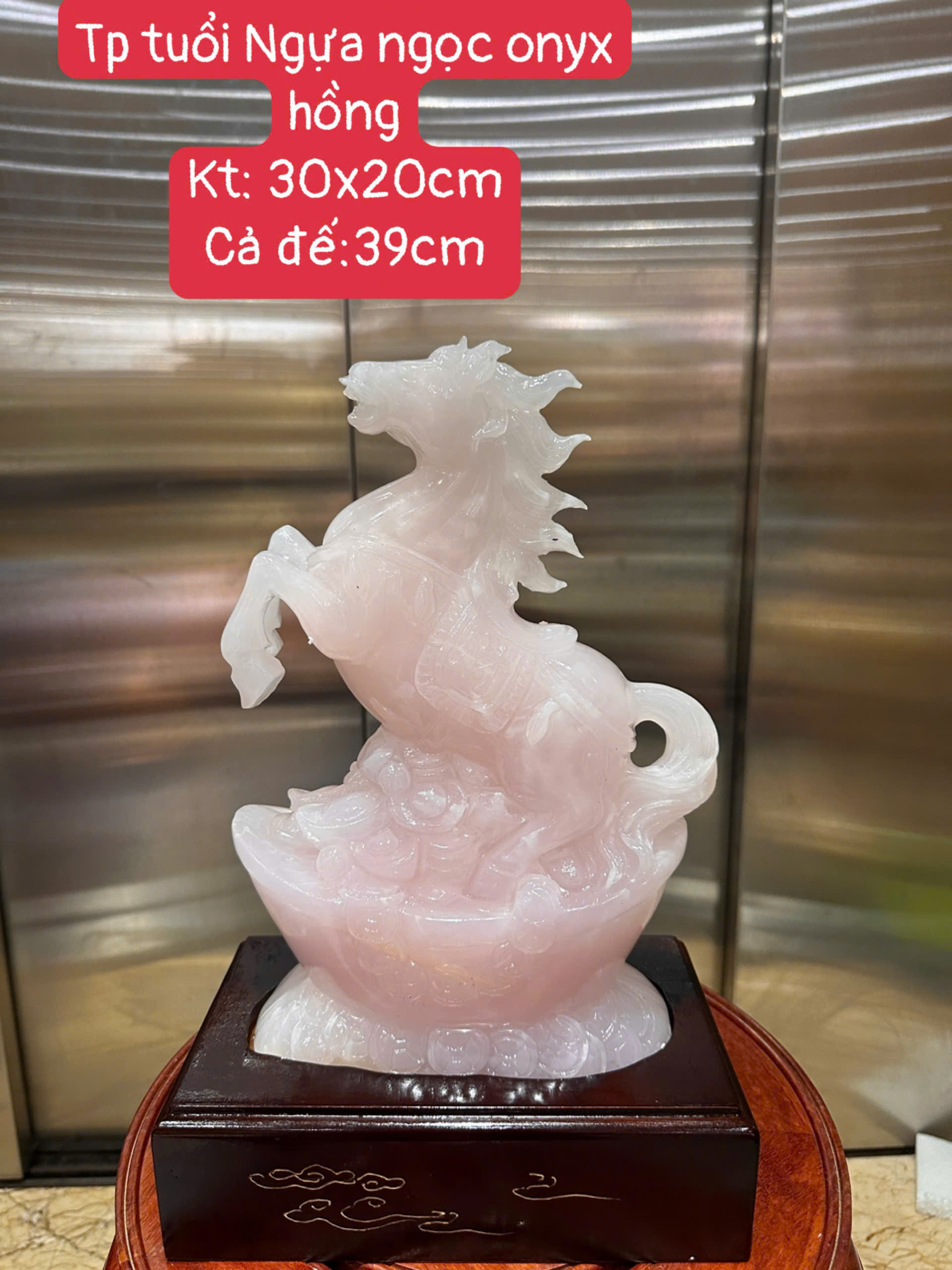 Tượng Ngựa ngọc onyx hồng – Biểu tượng của mã đáo thành công, bứt phá và vượng khí