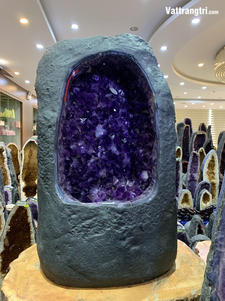 Hang động tinh thể thạch anh tím siêu vip 86cm
