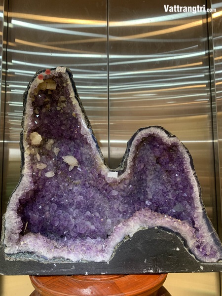 Hang động tinh thể thạch anh tím vip 46cm