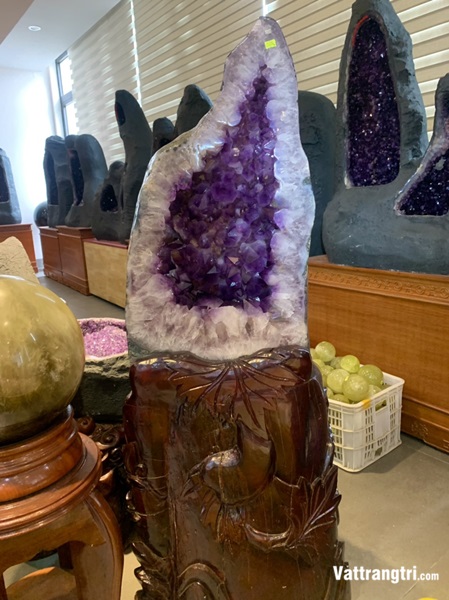 Hang động tinh thể thạch anh tím vỏ mã não vip 140cm