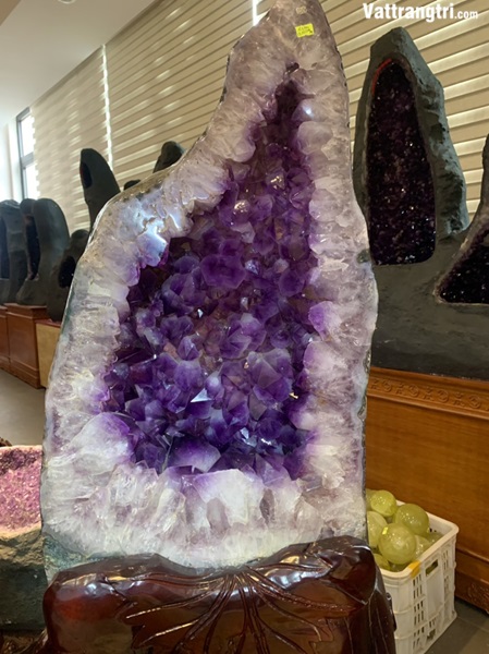 Hang động tinh thể thạch anh tím vỏ mã não vip 140cm