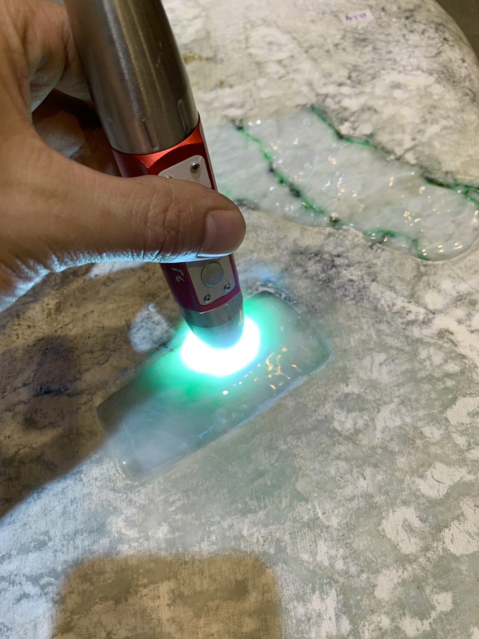 Hàng sưu tầm khối ngọc cẩm thạch phỉ thuý siêu lớn 63,3kg 