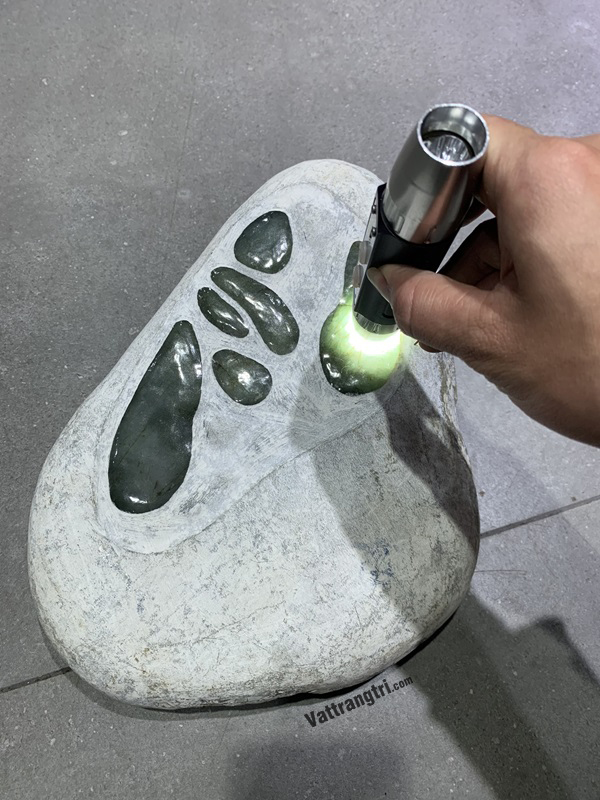 Hàng sưu tầm khối ngọc phỉ thuý thô 7,7kg