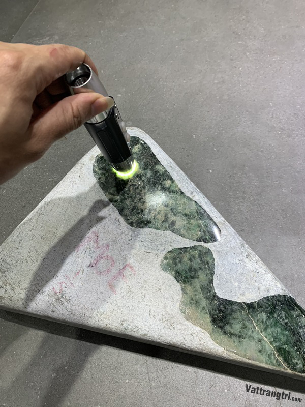 Hàng sưu tầm khối ngọc phỉ thuý thô 8.4kg