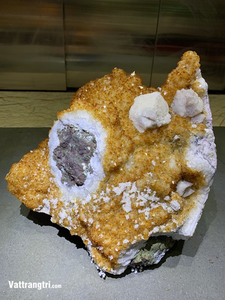 Hàng sưu tầm núi tinh thể thạch anh vàng cộng sinh siêu vip 36cm