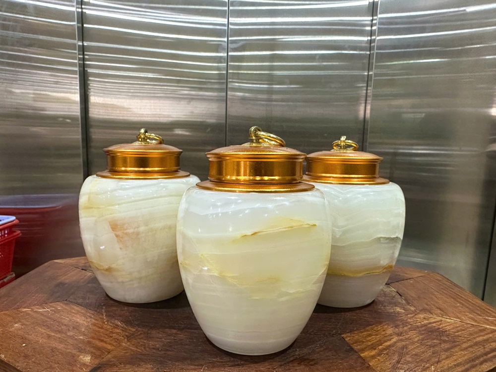 Hũ đựng trà ngọc onyx trắng huyết ngọc 15x10cm