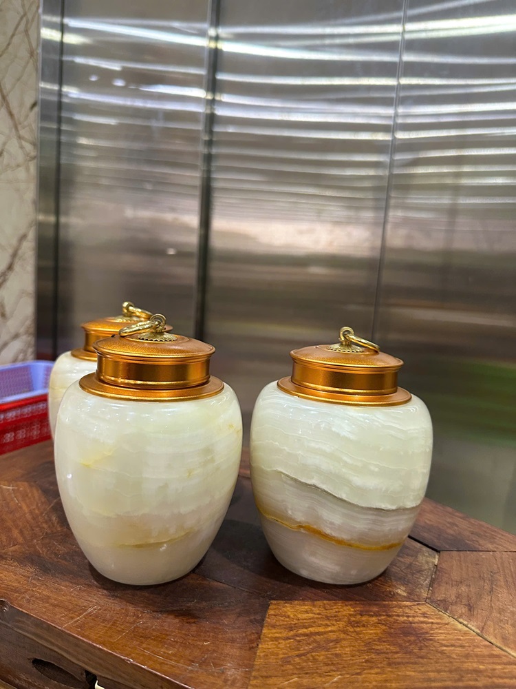 Hũ đựng trà ngọc onyx trắng huyết ngọc 15x10cm