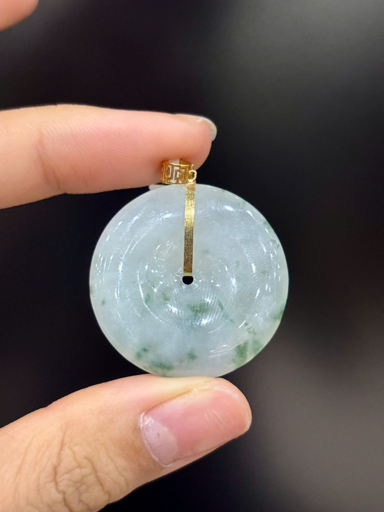 Khấu Bình An Ngọc Phỉ Thuý Hoa Bay Móc Vàng 18K