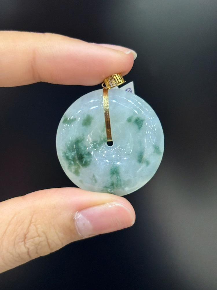 Khấu Bình An Ngọc Phỉ Thuý Hoa Bay Móc Vàng 18K
