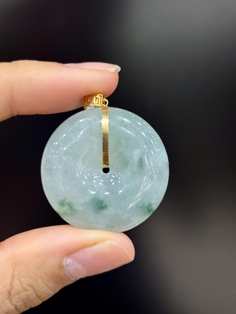 Khấu Bình An Ngọc Phỉ Thuý Hoa Bay Móc Vàng 18K
