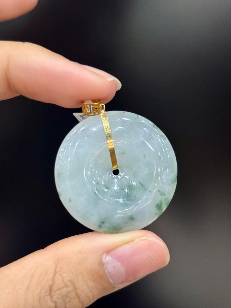 Khấu Bình An Ngọc Phỉ Thuý Hoa Bay Móc Vàng 18K