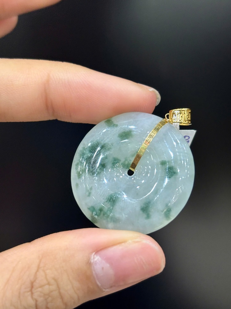 Khấu Bình An Ngọc Phỉ Thuý Hoa Bay Móc Vàng 18K