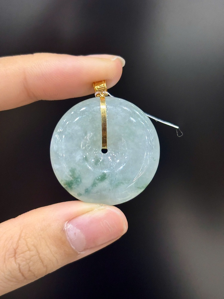 Khấu Bình An Ngọc Phỉ Thuý Hoa Bay Móc Vàng 18K