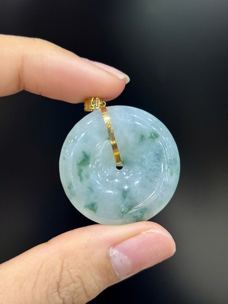 Khấu Bình An Ngọc Phỉ Thuý Hoa Bay Móc Vàng 18K