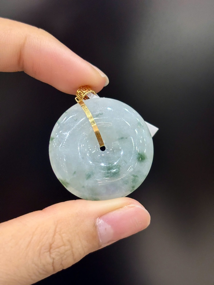 Khấu Bình An Ngọc Phỉ Thuý Hoa Bay Móc Vàng 18K