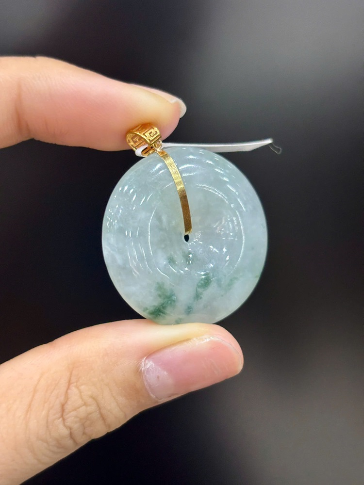 Khấu Bình An Ngọc Phỉ Thuý Hoa Bay Móc Vàng 18K