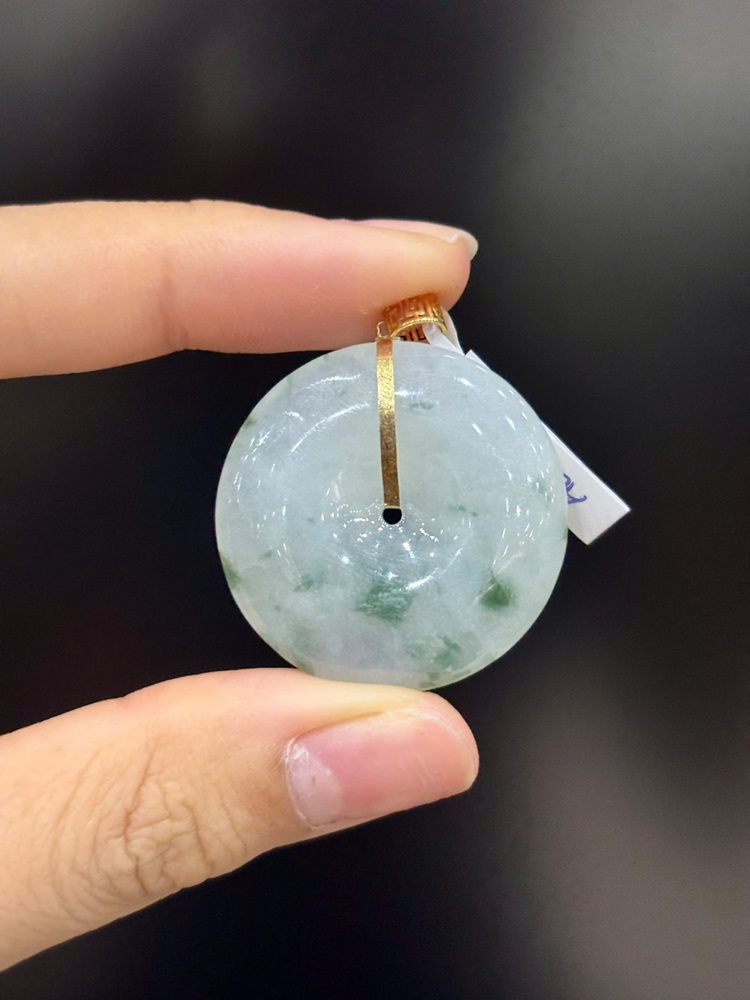 Khấu Bình An Ngọc Phỉ Thuý Hoa Bay Móc Vàng 18K