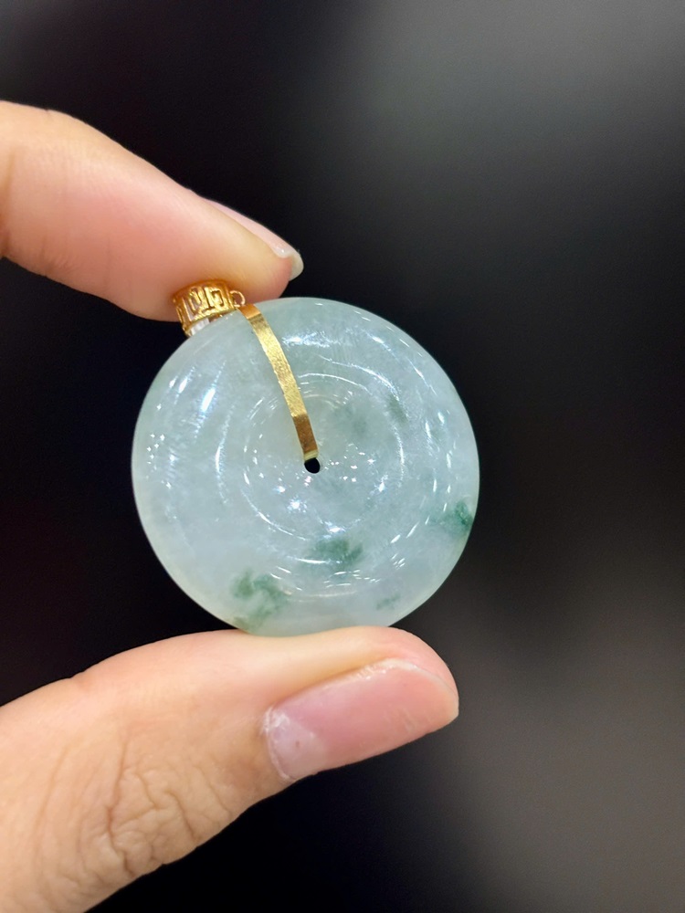 Khấu Bình An Ngọc Phỉ Thuý Hoa Bay Móc Vàng 18K
