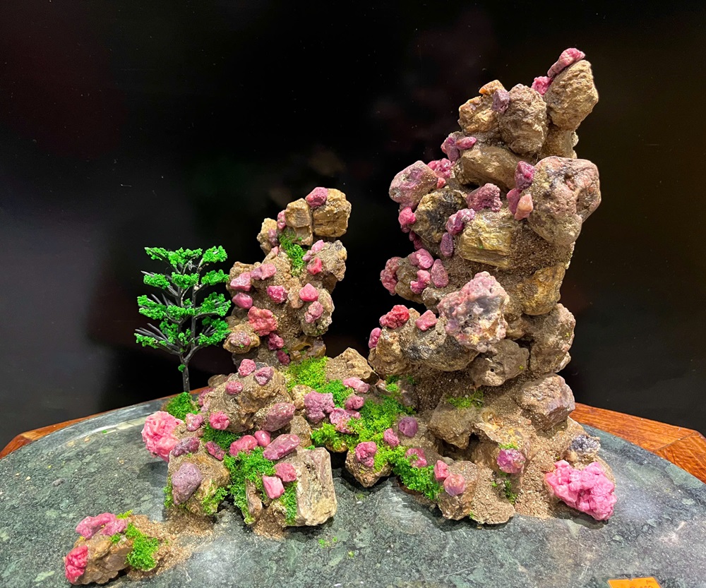 Khối Đại Cảnh Ngọc Ruby Tự Nhiên 40x25x24cm