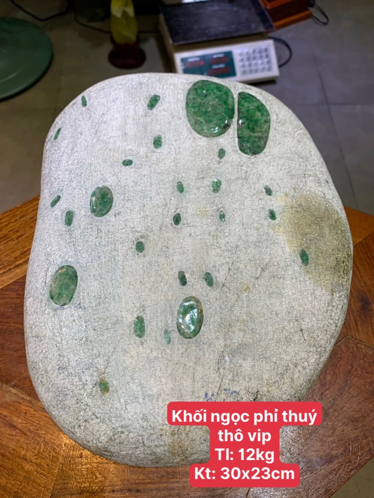 Khối ngọc phỉ thuý thô 12kg