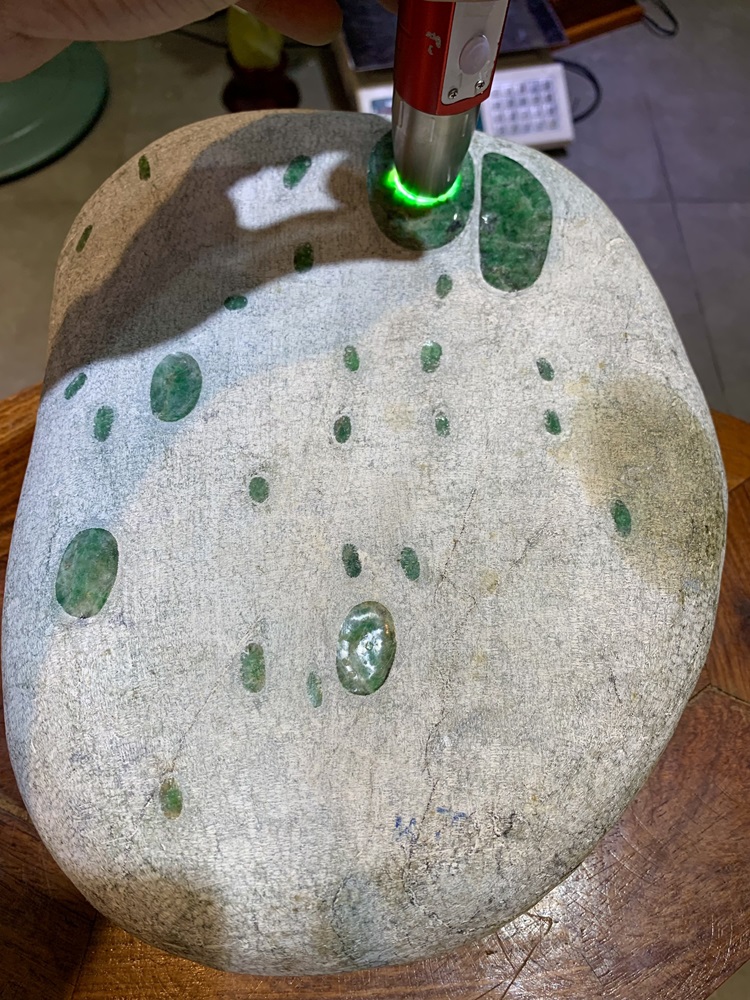 Khối ngọc phỉ thuý thô 12kg