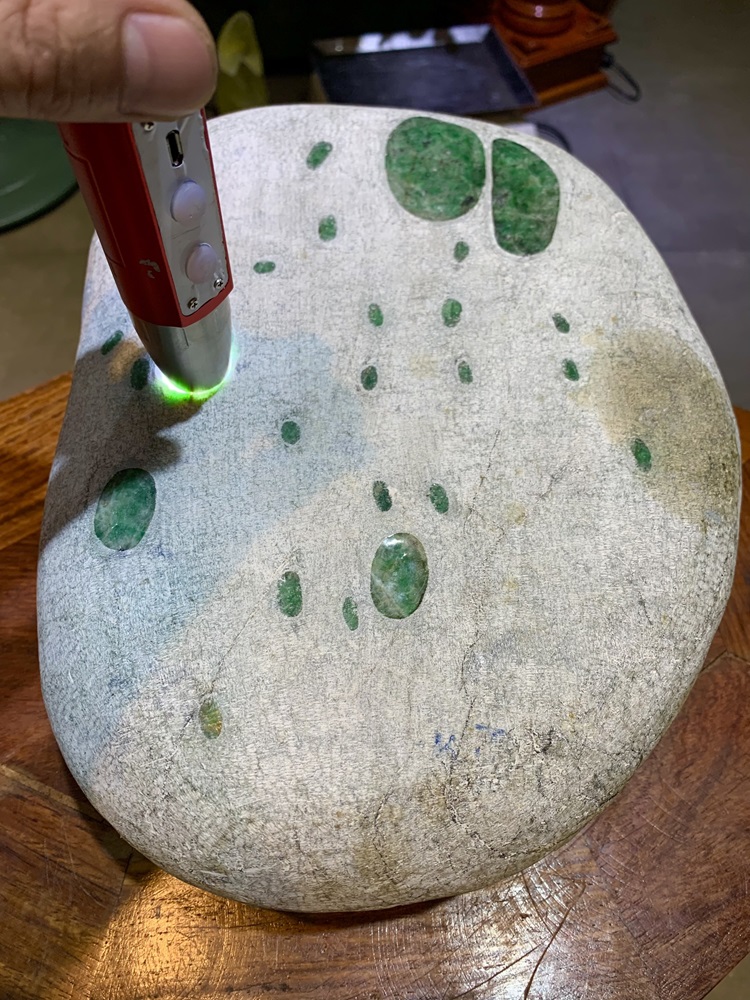 Khối ngọc phỉ thuý thô 12kg