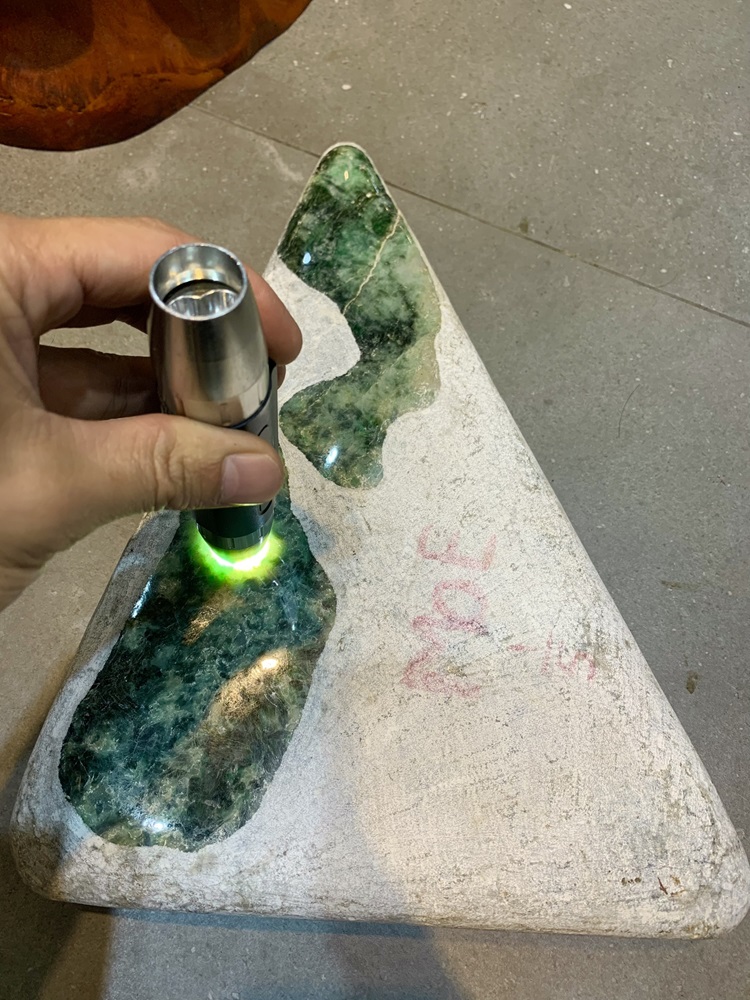 Khối ngọc phỉ thuý thô siêu vip