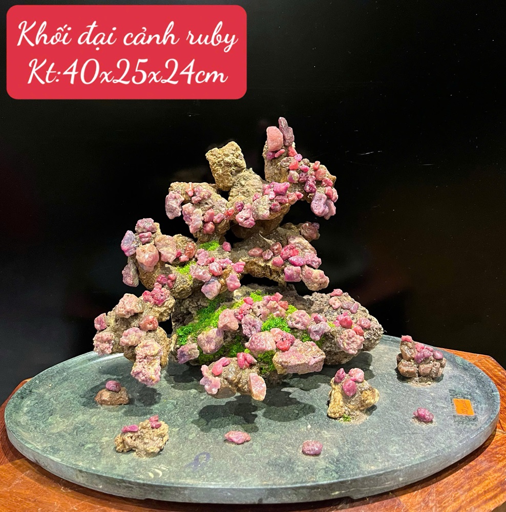 Khối Núi Đại Cảnh Ngọc Ruby Tự Nhiên 40x25x24cm