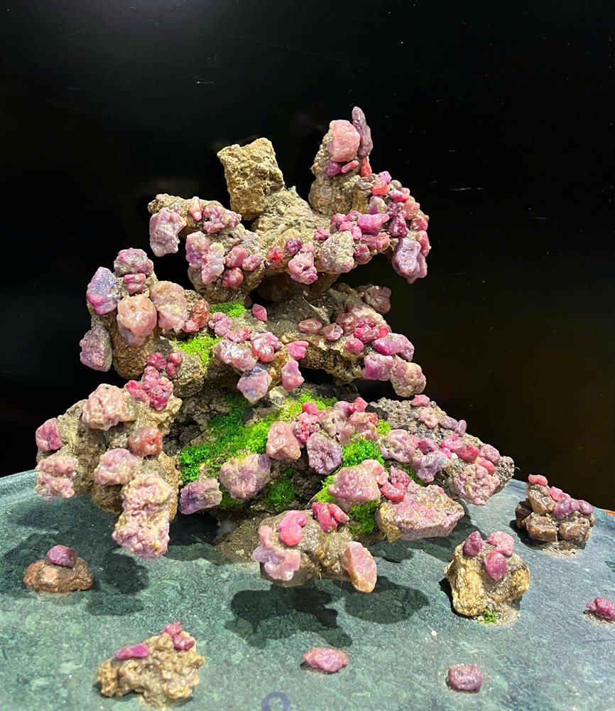 Khối Núi Đại Cảnh Ngọc Ruby Tự Nhiên 40x25x24cm