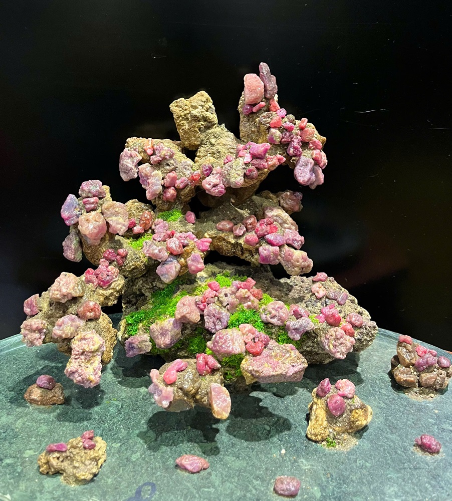 Khối Núi Đại Cảnh Ngọc Ruby Tự Nhiên 40x25x24cm