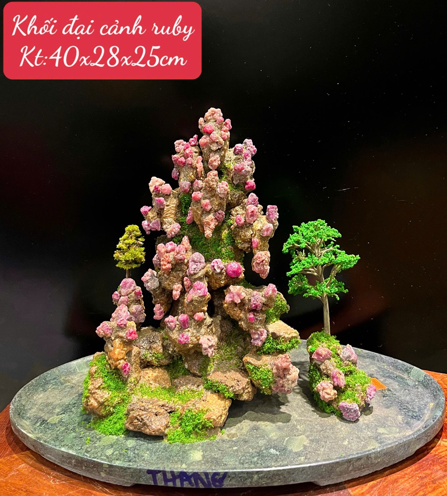 Khối Núi Đại Cảnh Ngọc Ruby Tự Nhiên 40x28x25cm