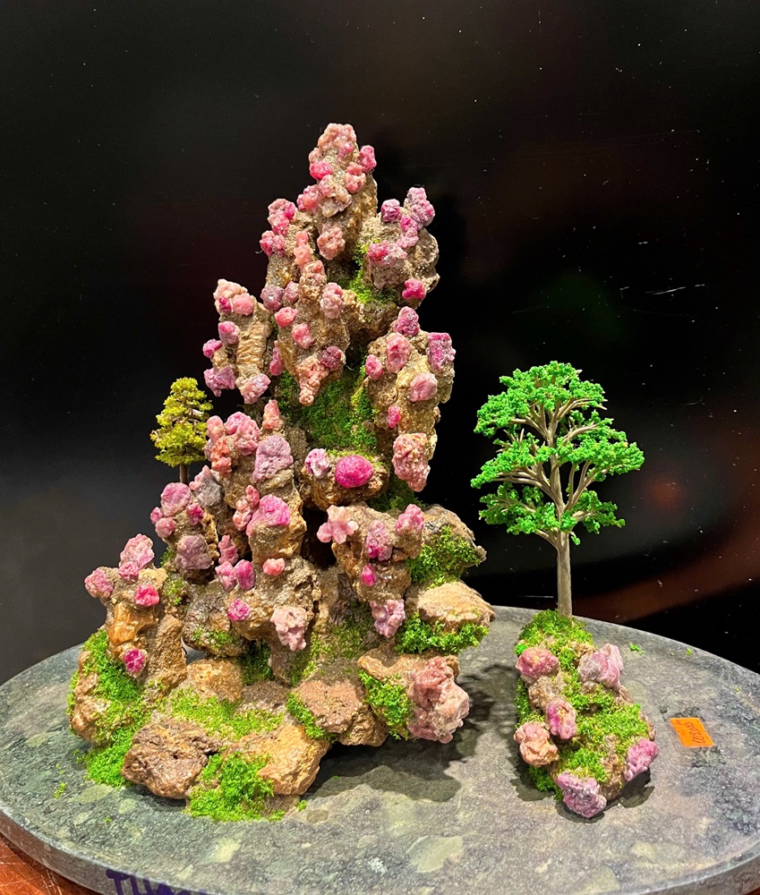 Khối Núi Đại Cảnh Ngọc Ruby Tự Nhiên 40x28x25cm