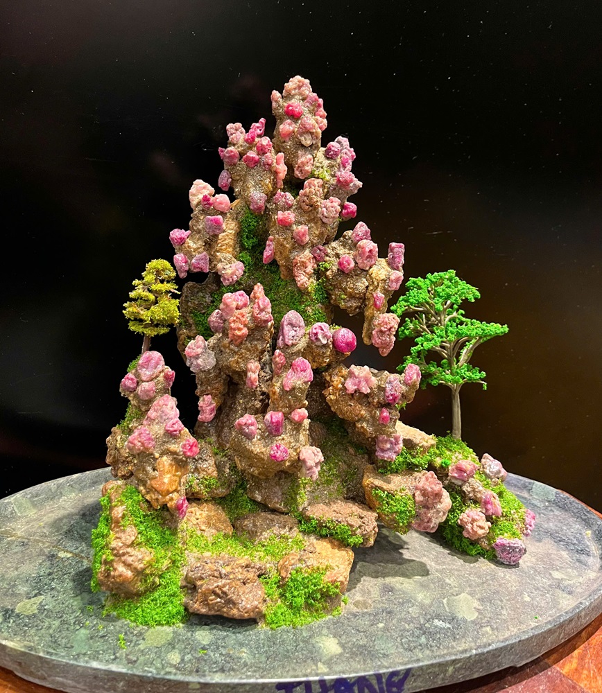 Khối Núi Đại Cảnh Ngọc Ruby Tự Nhiên 40x28x25cm