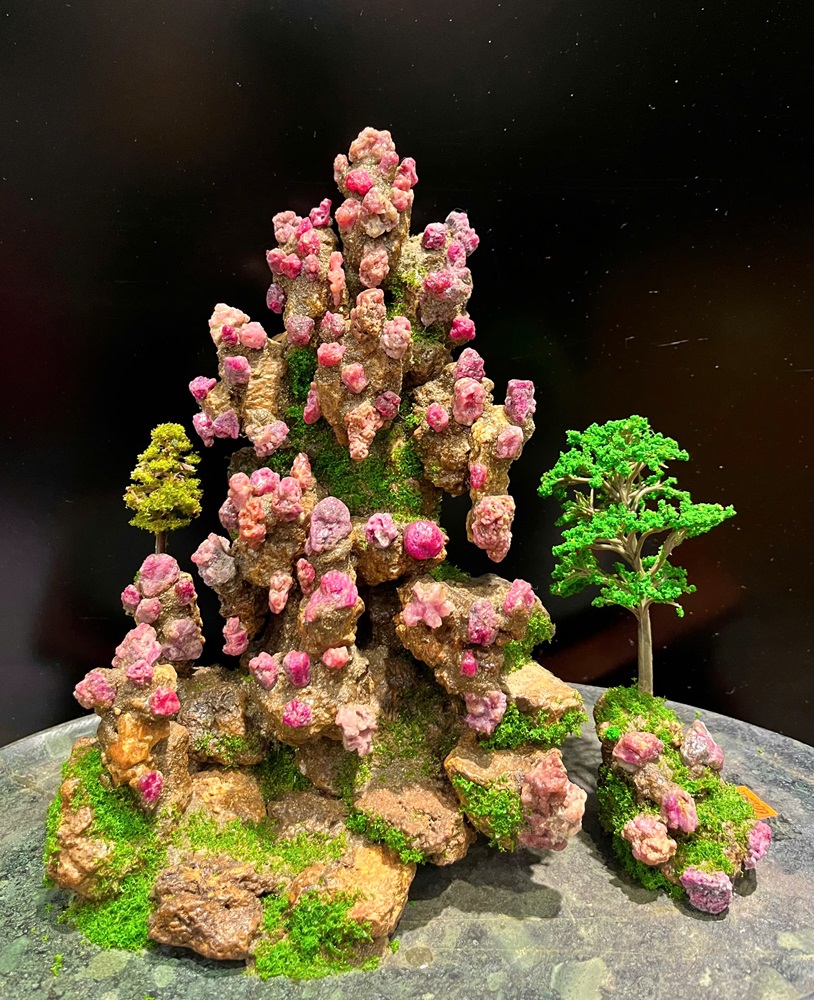 Khối Núi Đại Cảnh Ngọc Ruby Tự Nhiên 40x28x25cm